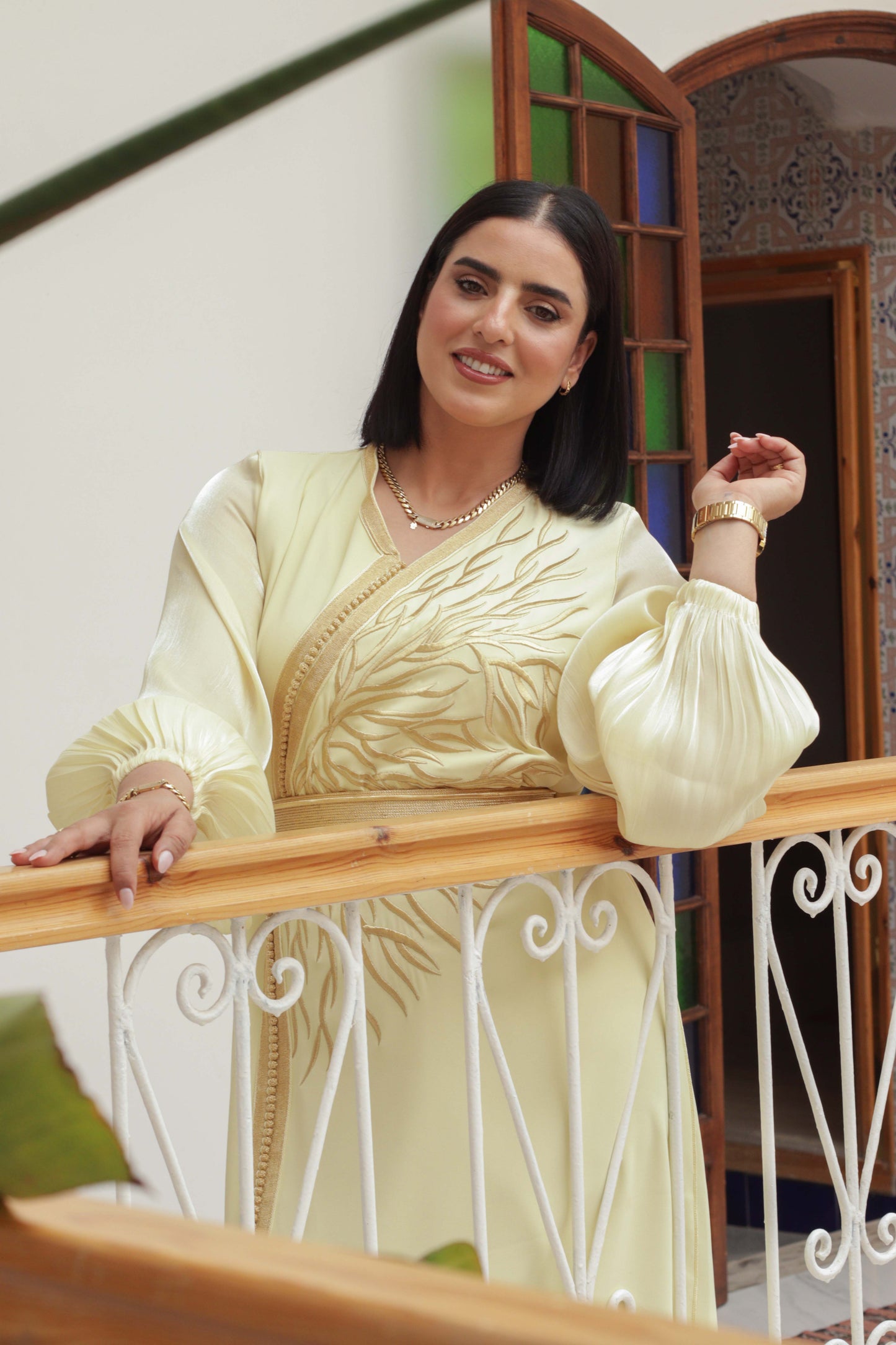 Vue d'ensemble du caftan trois quarts jaune clair Misk porté de face