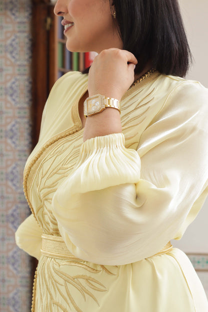 Gros plan sur les manches bouffantes en orgue lamé du caftan jaune Misk
