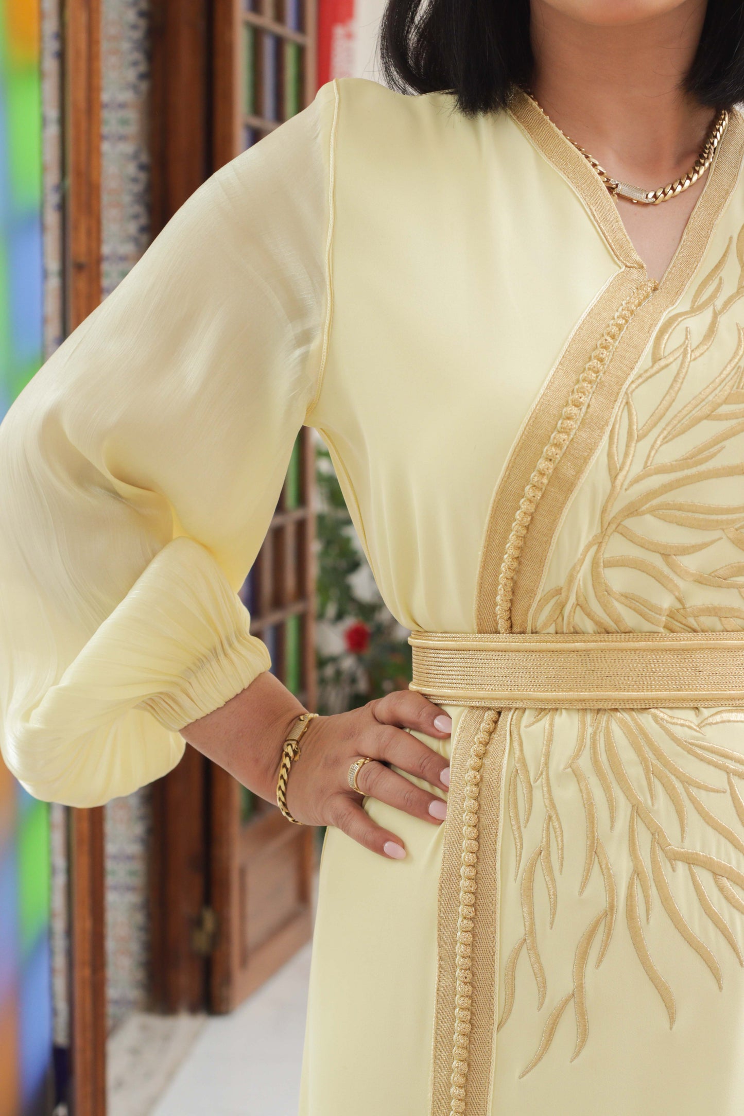 Détail de la ceinture à clous dorés et broderie du caftan marocain Misk