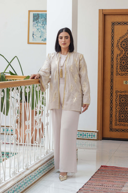 Mannequin portant l'ensemble kimono beige Oud avec pantalon assorti et chemise