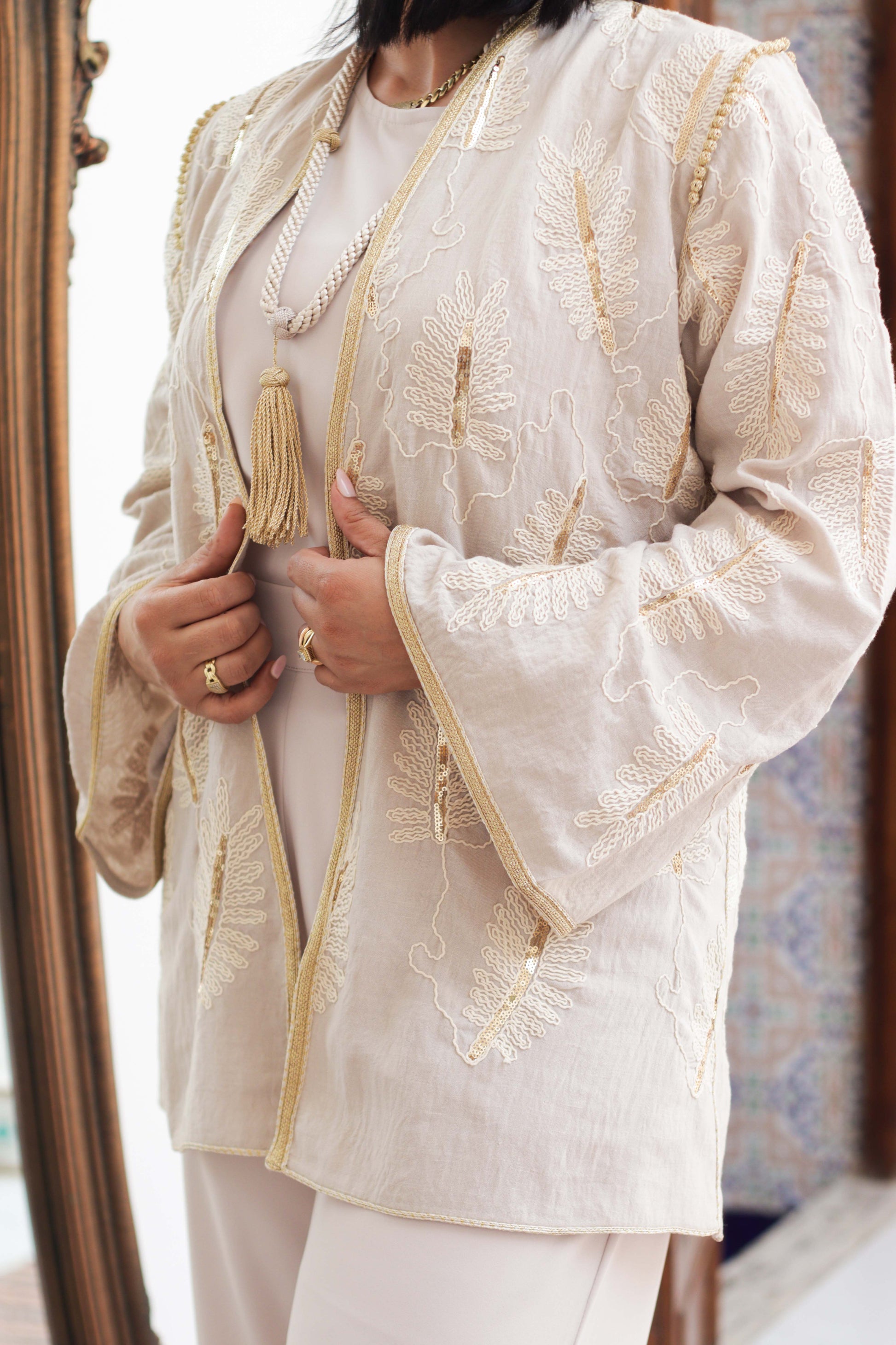 Kimono marocain beige de luxe Oud porté de face avec broderies et soutache bronz