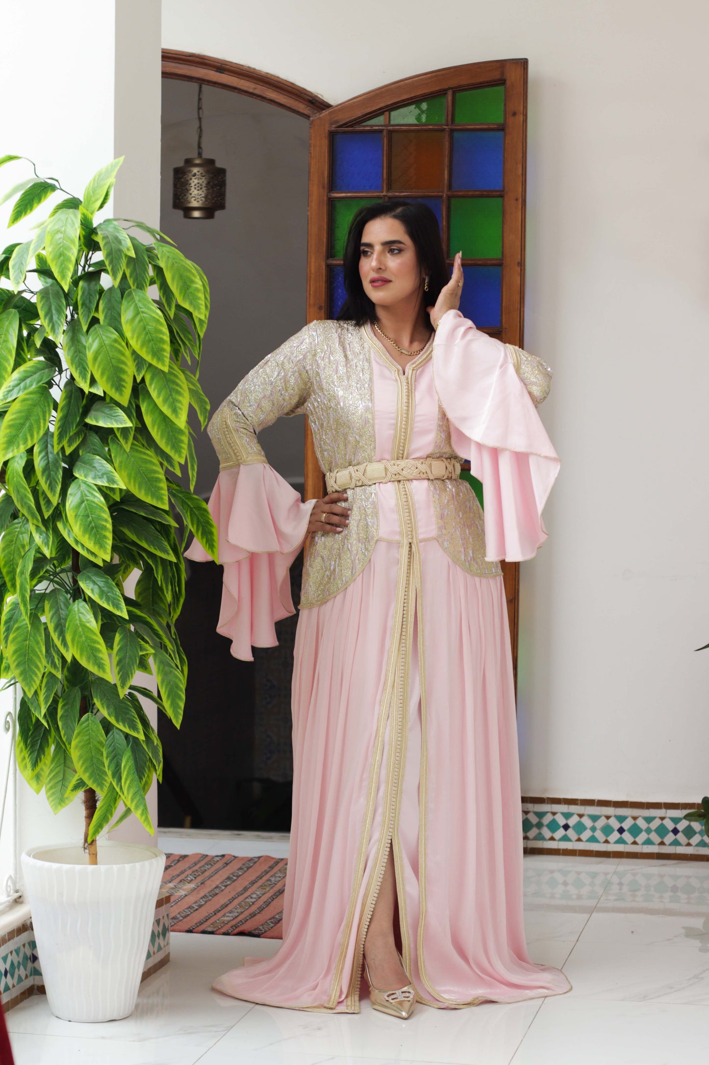 Mannequin portant la tekchita rose Ward coupe européenne et marocaine